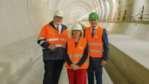 Erste offizielle Delegation durchfährt Tunnel-Rohbau
