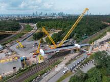 RTW hebt Brückenbauwerk am Deutsche Bank Park ein
